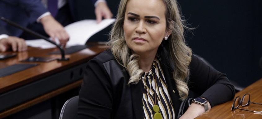 A deputada federal Daniela do Waguinho (União-RJ) emitiu uma nota oficial de repúdio à decisão
do Superior Tribunal de Justiça (STJ), que firmou entendimento sobre o rol de procedimentos listados pela Agência Nacional de Saúde Suplementar (ANS) para a cobertura dos planos de saúde. O que estiver fora da lista, não terá cobertura.
Daniela do Waguinho criticou a decisão afirmando que implicará em gastos com tratamentos caríssimos, e prejudicará o cidadão que já paga plano de saúde, além de sobrecarregar o Sistema Único de Saúde (SUS).
A deputada federal Daniela do Waguinho (União-RJ) emitiu uma nota oficial de repúdio à decisão
do Superior Tribunal de Justiça (STJ), que firmou entendimento sobre o rol de procedimentos listados pela Agência Nacional de Saúde Suplementar (ANS) para a cobertura dos planos de saúde. O que estiver fora da lista, não terá cobertura.
Daniela do Waguinho criticou a decisão afirmando que implicará em gastos com tratamentos caríssimos, e prejudicará o cidadão que já paga plano de saúde, além de sobrecarregar o Sistema Único de Saúde (SUS).