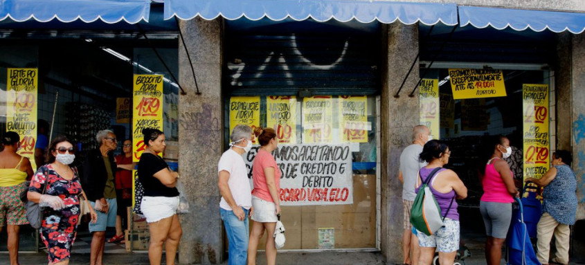 Pesquisa mostra que, em média, os brasileiros estão recebendo menos e que menos brasileiros possuem rendimentos - Foto: Tânia Rêgo / Agência Brasil Pesquisa mostra que, em média, os brasileiros estão recebendo menos e que menos brasileiros possuem rendimentos