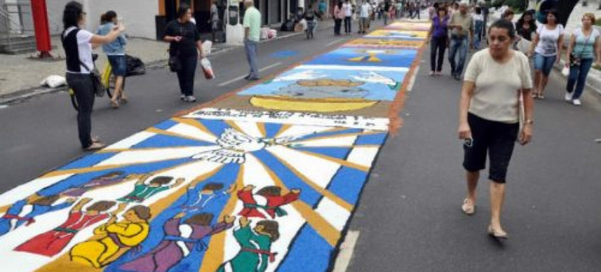 Tapete de sal no Corpus Christi é uma marca de São Gonçalo, que se orgulha de produzir o maior da América Latina - Foto: Divulgação Tapete de sal no Corpus Christi é uma marca de São Gonçalo, que se orgulha de produzir o maior da América Latina