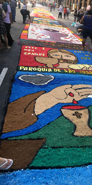 Serão confeccionados, aproximadamente, 100 tapetes, ao longo da Avenida Amaral Peixoto - Foto: Divulgação Serão confeccionados, aproximadamente, 100 tapetes, ao longo da Avenida Amaral Peixoto
