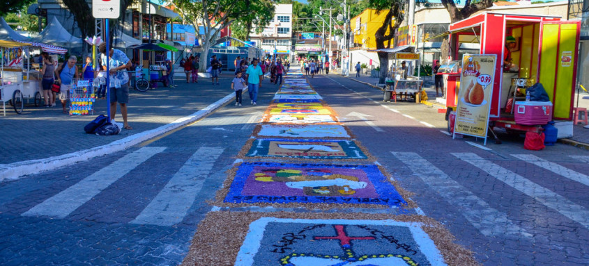 Tradicional tapete de sal será montado na quinta-feira na Avenida Nossa Senhora do Amparo
