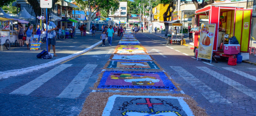 Tradicional tapete de sal será montado na quinta-feira na Avenida Nossa Senhora do Amparo
- Foto: Fernando Silva/Prefeitura de Maricá Tradicional tapete de sal será montado na quinta-feira na Avenida Nossa Senhora do Amparo