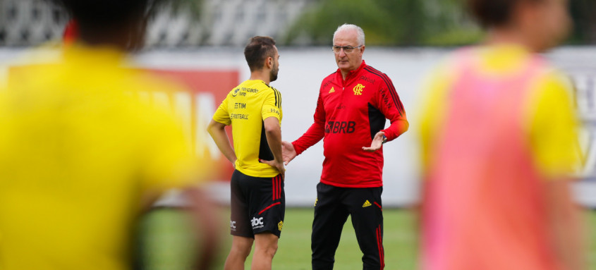 Treinador comanda primeiro jogo no Rio neste retorno ao Rubro-Negro - Foto: Gilvan de Souza / Flamengo Treinador comanda primeiro jogo no Rio neste retorno ao Rubro-Negro