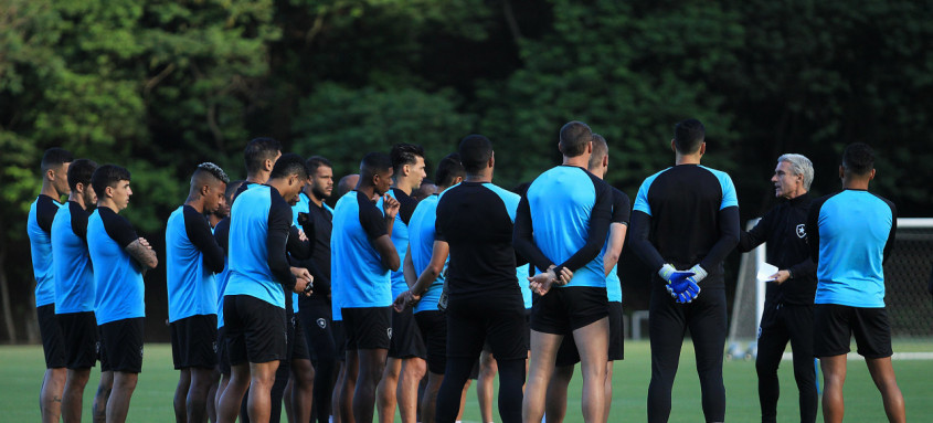 O técnico Luís Castro conversa com o elenco do Botafogo antes do último treino para o jogo de hoje no Nilton Santos