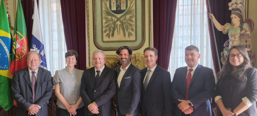 O casal Grael com Ricardo Rio e outras autoridades econômicas das duas cidades. Acordo assinado virtualmente em fevereiro deste ano foi ratificado - Foto: Divulgação O casal Grael com Ricardo Rio e outras autoridades econômicas das duas cidades. Acordo assinado virtualmente em fevereiro deste ano foi ratificado