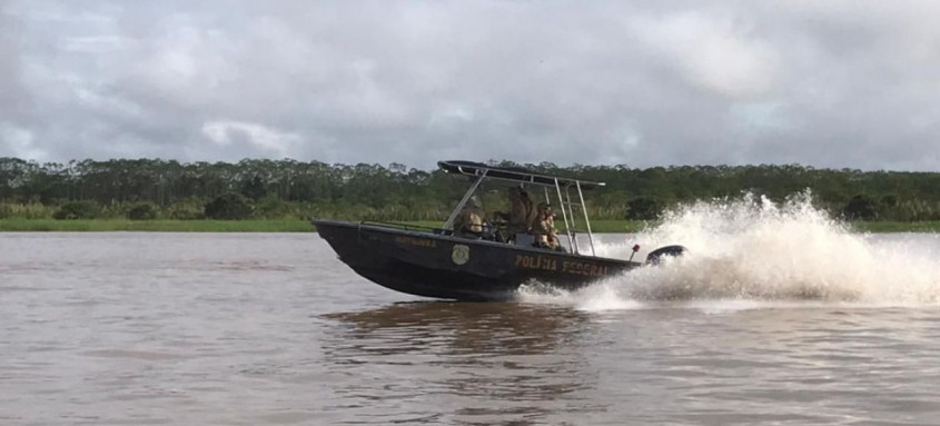 Homem identificado como "Dos Santos" presta depoimento
- Foto: Superintendência da Polícia Federal no Amazonas/Divulgação. Homem identificado como "Dos Santos" presta depoimento