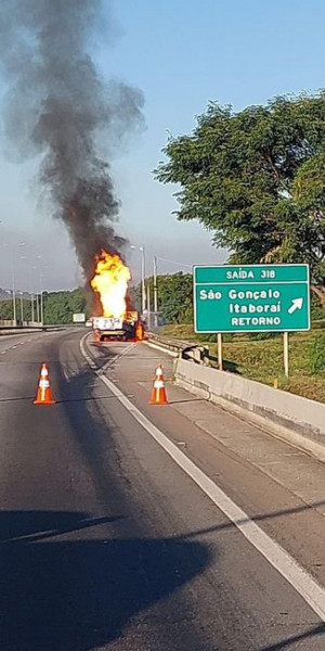 Caminhão com botijões de gás interrompeu tráfego por mais de uma hora
