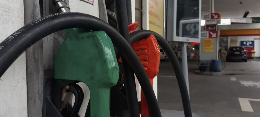 Gasolina terá reajuste de 5,2% e diesel, de 14,2%
    