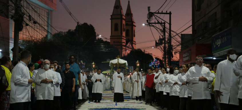 Mudança de horário atrai público recorde em demonstração de fé
- Foto: Renan Otto/Prefeitura de São Gonçalo Mudança de horário atrai público recorde em demonstração de fé