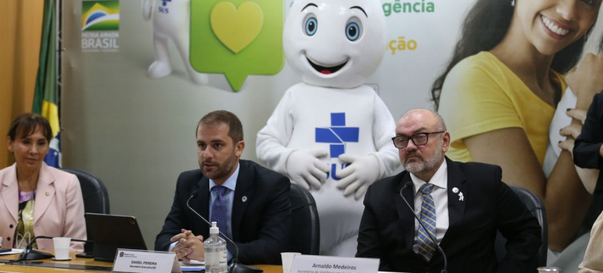 Ministério da Saúde pede à população que tome todas as doses da vacina
- Foto: Fabio Rodrigues Pozzebom/ Agência Brasil Ministério da Saúde pede à população que tome todas as doses da vacina