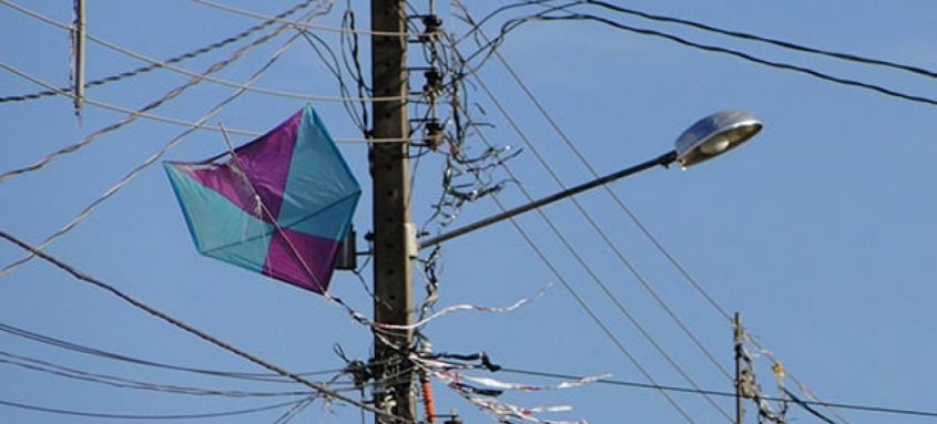 Região dos Lagos, Magé e Campos estão no topo da lista de municípios com mais ocorrências na área de concessão da Enel
- Foto: Arquivo/Agência Brasil Região dos Lagos, Magé e Campos estão no topo da lista de municípios com mais ocorrências na área de concessão da Enel