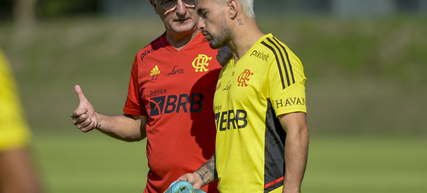 Técnico Dorival Jr. conversa com Arrascaeta durante treino. Uruguaio será adiantado para o ataque ao lado de Gabigol