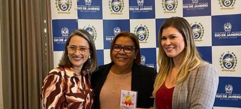 Luciana Siqueira Lira, Dona Marinete e Analine Castro durante o encontro do Programa Criança Feliz