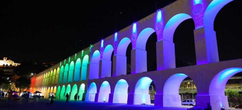 Os Arcos da Lapa exibem até esta noite, a partir das 18h, uma iluminação especial a laser, preparada pela Rioluz