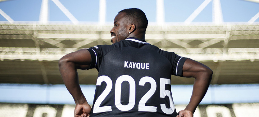 Jovem volante Kayque, que ontem assinou sua renovação de contrato com o Botafogo até 2025, volta ao time titular