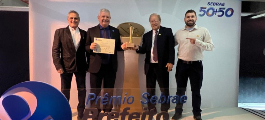 Prefeito Axel Grael recebeu o prêmio em Brasília, ao lado de secretários do município. Foi a segunda vitória da cidade