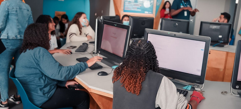 O conteúdo dos cursos disponibilizados tem como foco capacitar os alunos para o mercado de trabalho 