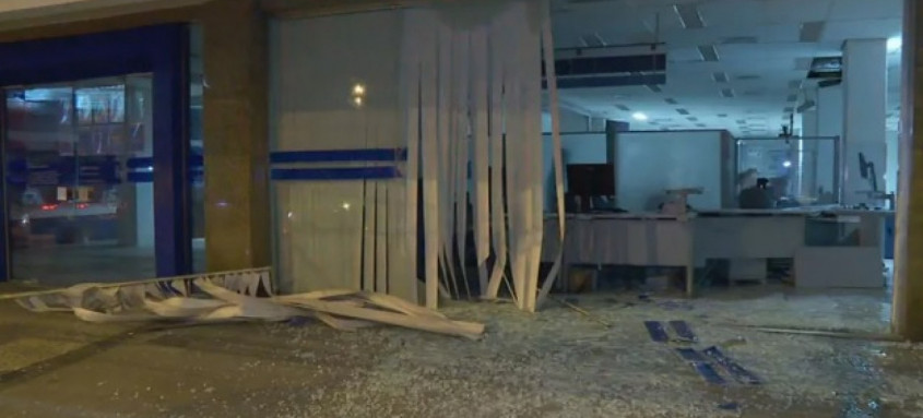 As bombas foram detonadas na parte interna do banco, onde fica o cofre. - Foto: Reprodução/ TV Globo As bombas foram detonadas na parte interna do banco, onde fica o cofre.