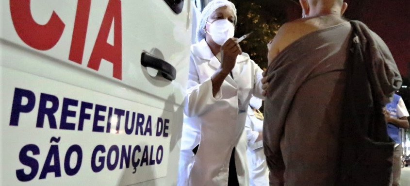 Equipe da Saúde de São Gonçalo aplica vacinas e faz teste de covid-19
