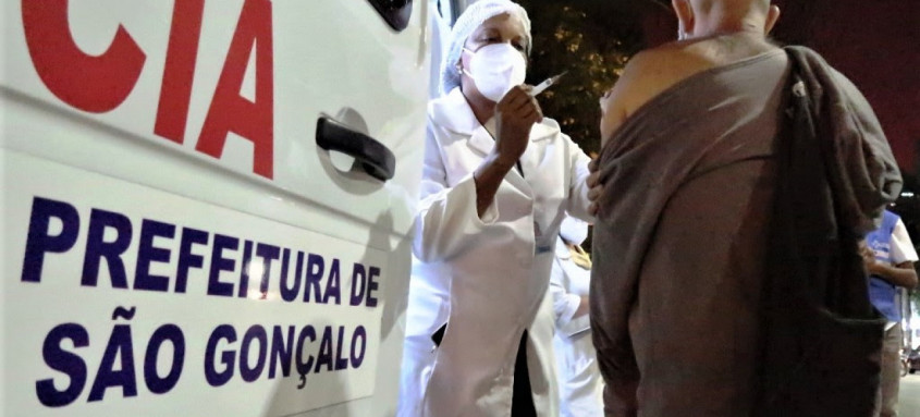 Equipe da Saúde de São Gonçalo aplica vacinas e faz teste de covid-19
