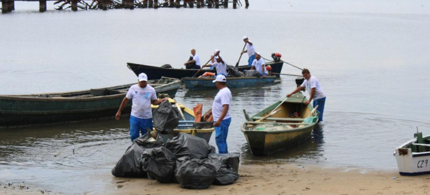 Toneladas de lixo flutuante foram retiradas por meio da Federação dos Pescadores