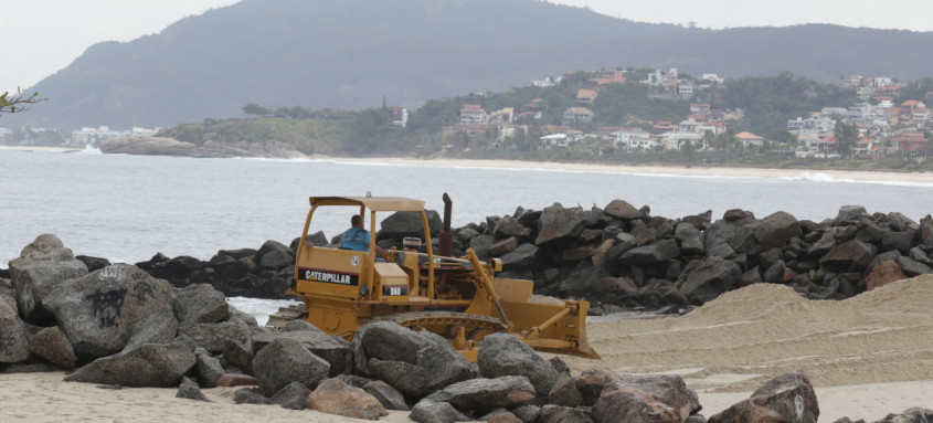 As secretarias municipais de Obras e de Conservação e Serviços Públicos (Seconser) iniciaram, nesta sexta-feira (1), o trabalho emergencial de retirada do excesso de areia do canal de Itaipu, que liga as águas das praias de Camboinhas e Itaipu à lagoa. O objetivo é restabelecer a ligação do mar com a lagoa. O assoreamento é natural, causado pela dinâmica costeira da região, porém é importante essa ligação das águas do mar para manutenção da vida na lagoa.
A Emusa está acompanhando a elaboração do projeto para a recuperação estrutural dos guias-corrente e desobstrução do canal de ligação da lagoa de Itaipu e praias de Itaipu e Camboinhas. O projeto tem como objetivo fazer com que a troca de água entre mar e lagoa continue permanente.
A previsão é de que o projeto seja concluído em julho, após a Prefeitura de Niterói acatar as sugestões de alterações apresentadas pelos representantes do Comitê Lagunar de Itaipu e Piratininga (Clip) e da Universidade Federal Fluminense (UFF). A previsão é que o edital das obras seja lançado em julho.
A Prefeitura de Niterói assinou, em 2013, um contrato de cogestão das lagoas com o Estado e colabora no processo de recuperação do sistema lagunar, que é de responsabilidade legal do governo estadual
- Foto: Lucas Benevides / Prefeitura de Niterói As secretarias municipais de Obras e de Conservação e Serviços Públicos (Seconser) iniciaram, nesta sexta-feira (1), o trabalho emergencial de retirada do excesso de areia do canal de Itaipu, que liga as águas das praias de Camboinhas e Itaipu à lagoa. O objetivo é restabelecer a ligação do mar com a lagoa. O assoreamento é natural, causado pela dinâmica costeira da região, porém é importante essa ligação das águas do mar para manutenção da vida na lagoa.
A Emusa está acompanhando a elaboração do projeto para a recuperação estrutural dos guias-corrente e desobstrução do canal de ligação da lagoa de Itaipu e praias de Itaipu e Camboinhas. O projeto tem como objetivo fazer com que a troca de água entre mar e lagoa continue permanente.
A previsão é de que o projeto seja concluído em julho, após a Prefeitura de Niterói acatar as sugestões de alterações apresentadas pelos representantes do Comitê Lagunar de Itaipu e Piratininga (Clip) e da Universidade Federal Fluminense (UFF). A previsão é que o edital das obras seja lançado em julho.
A Prefeitura de Niterói assinou, em 2013, um contrato de cogestão das lagoas com o Estado e colabora no processo de recuperação do sistema lagunar, que é de responsabilidade legal do governo estadual