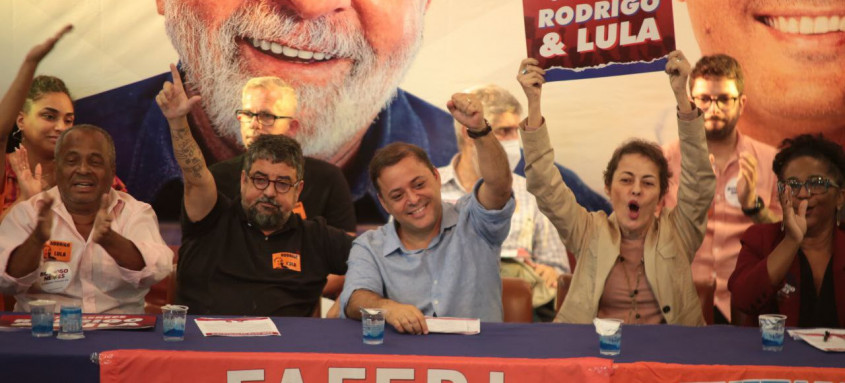 Lideranças políticas do PT, do PSB e do PCdoB anunciam apoio à candidatura do pedetista
- Foto: Divulgação Lideranças políticas do PT, do PSB e do PCdoB anunciam apoio à candidatura do pedetista