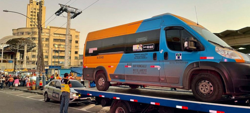 A população pode denunciar irregularidades pelo e-mail ouvidoria@detro.rj.gov.br ou pelo WhatsApp Fale Detro (21) 98596-8545 - Foto: Detro-Rj A população pode denunciar irregularidades pelo e-mail ouvidoria@detro.rj.gov.br ou pelo WhatsApp Fale Detro (21) 98596-8545