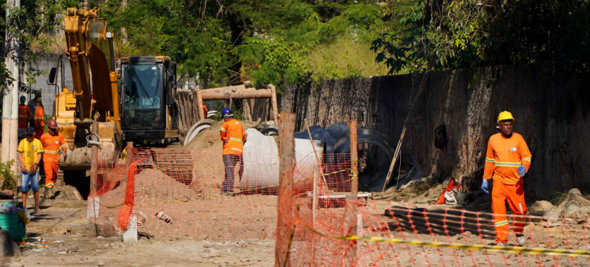 Bairro está recebendo intervenções para conter alagamentos
- Foto: Renan Otto/Prefeitura de São Gonçalo Bairro está recebendo intervenções para conter alagamentos