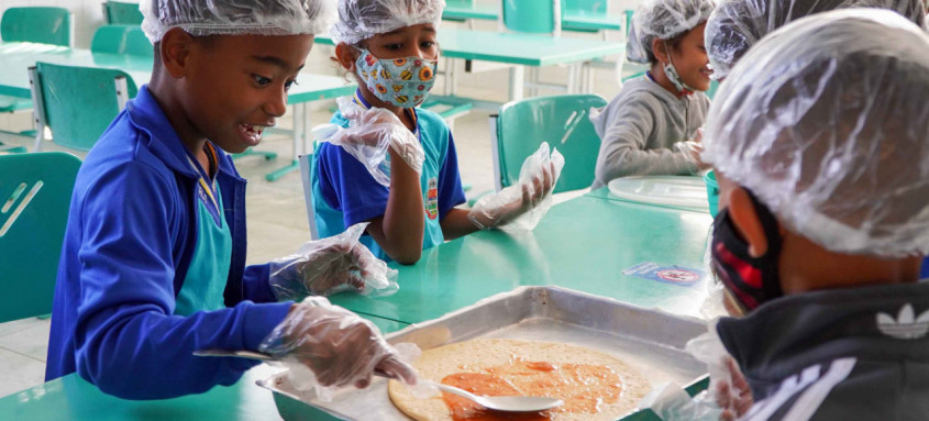 Alunos de escola municipal aprendem as sílabas com uso de alimentos