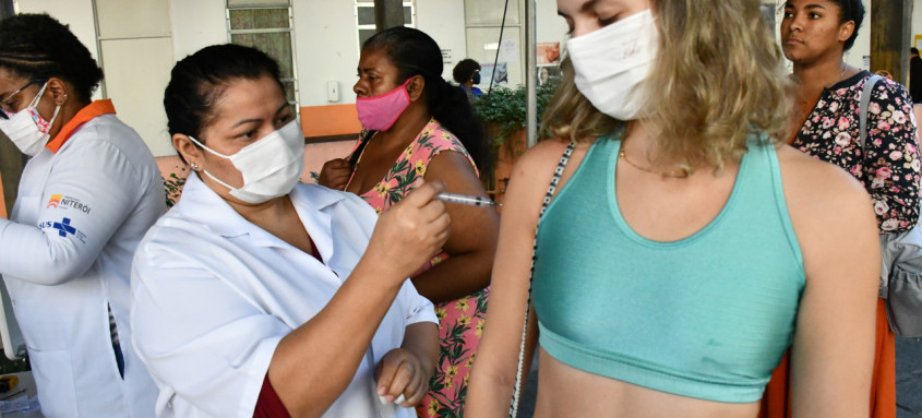 Crianças a partir de seis meses podem receber dose contra a gripe. Contra o coronavírus, há idades específicas - Foto: Bruno Eduardo Alves/Divulgação Crianças a partir de seis meses podem receber dose contra a gripe. Contra o coronavírus, há idades específicas