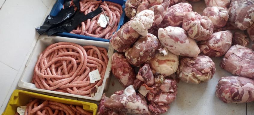 Na operação foram apreendidos e inutilizados 40 Kg de linguiça e 450 Kg de carne de porco impróprios para o consumo