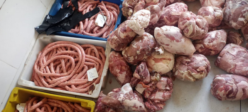 Na operação foram apreendidos e inutilizados 40 Kg de linguiça e 450 Kg de carne de porco impróprios para o consumo - Foto: Divulgação Na operação foram apreendidos e inutilizados 40 Kg de linguiça e 450 Kg de carne de porco impróprios para o consumo