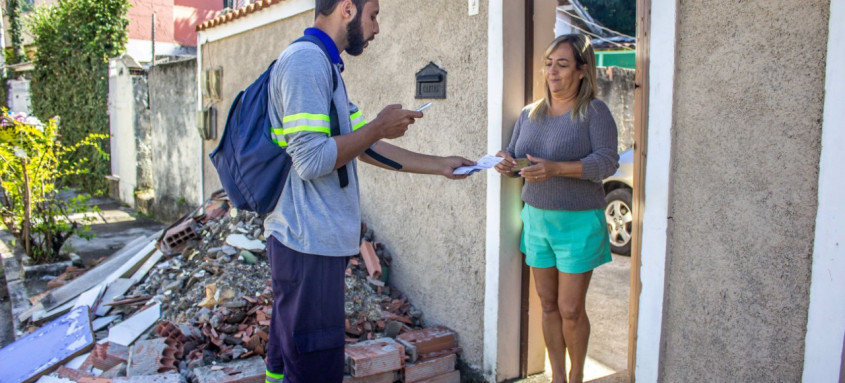 Equipes estão indo de porta em porta para atualizar dados