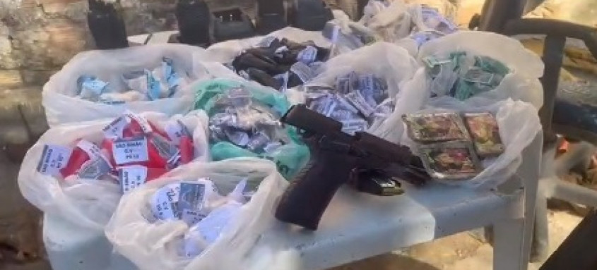 Armas, drogas e rádios de comunicação foram apreendidos pelo Batalhão de Queimados - Foto: Divulgação Armas, drogas e rádios de comunicação foram apreendidos pelo Batalhão de Queimados