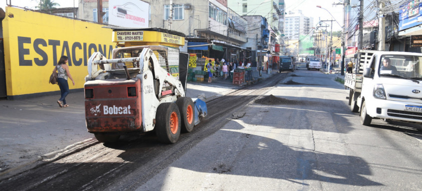 Rua Carlos Gianelli começa a ser fresada para receber banho de asfalto
- Foto: Renan Otto/Prefeitura de São Gonçalo Rua Carlos Gianelli começa a ser fresada para receber banho de asfalto