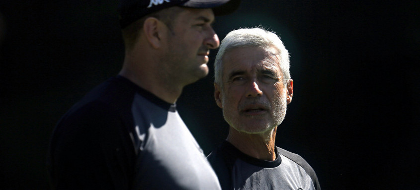 Técnico Luís Castro (ao fundo) reconhece que a missão do Botafogo é difícil