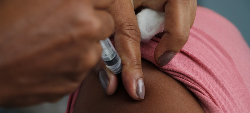Cronograma começa com quem tem 39 anos e tenham recebido o primeiro reforço há, pelo menos, quatro meses - Foto: Vinicius Manhães/Prefeitura de Maricá Cronograma começa com quem tem 39 anos e tenham recebido o primeiro reforço há, pelo menos, quatro meses