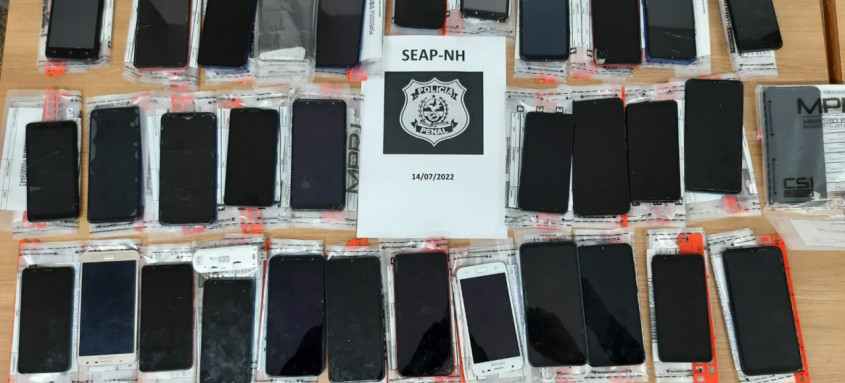 Alguns dos celulares foram encontrados a cerca de 5m de altura, escondidos em fendas no alto da parede da área comum da unidade prisional