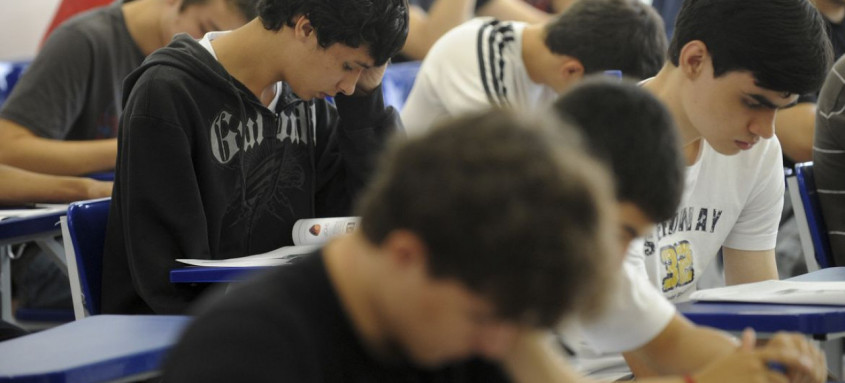 Pesquisa que avaliou dados de uma década entre estudantes mostra crescente de insatisfação com corpo, bullying e experimentação de bebidas alcóolicas    