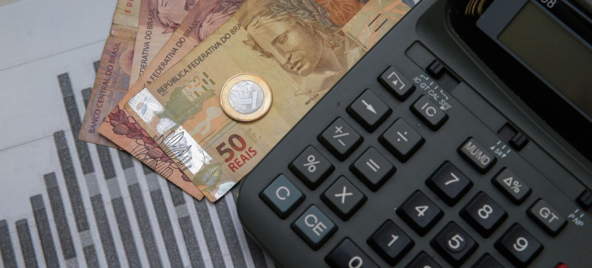 Texto destina R$ 41,25 bilhões para aumento do Auxílio Brasil e do vale-gás de cozinha, criação de auxílios aos caminhoneiros e taxistas, entre outros pontos - Foto: Marcello Casal Jr/Agência Brasil Texto destina R$ 41,25 bilhões para aumento do Auxílio Brasil e do vale-gás de cozinha, criação de auxílios aos caminhoneiros e taxistas, entre outros pontos