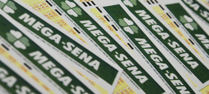 Sessenta e seis apostas acertaram cinco dezenas e cada uma delas vai ganhar R$ 60.519,72 - Foto: Marcello Casal Jr/Agência Brasil Sessenta e seis apostas acertaram cinco dezenas e cada uma delas vai ganhar R$ 60.519,72