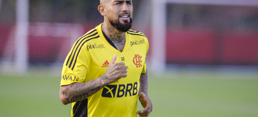 O volante chileno Arturo Vidal, novo reforço do Flamengo, está treinando no Ninho do Urubu desde a semana passada - Foto: Marcelo Cortes / Flamengo O volante chileno Arturo Vidal, novo reforço do Flamengo, está treinando no Ninho do Urubu desde a semana passada