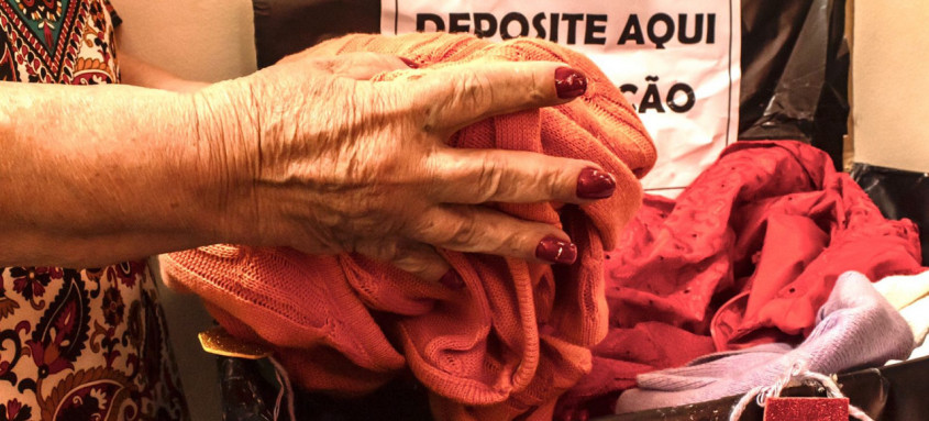 Itens arrecadados, entre roupas e cobertores, serão distribuídos para pessoas em situação de vulnerabilidade social
- Foto: Tiago Xavier/Prefeitura de Maricá Itens arrecadados, entre roupas e cobertores, serão distribuídos para pessoas em situação de vulnerabilidade social