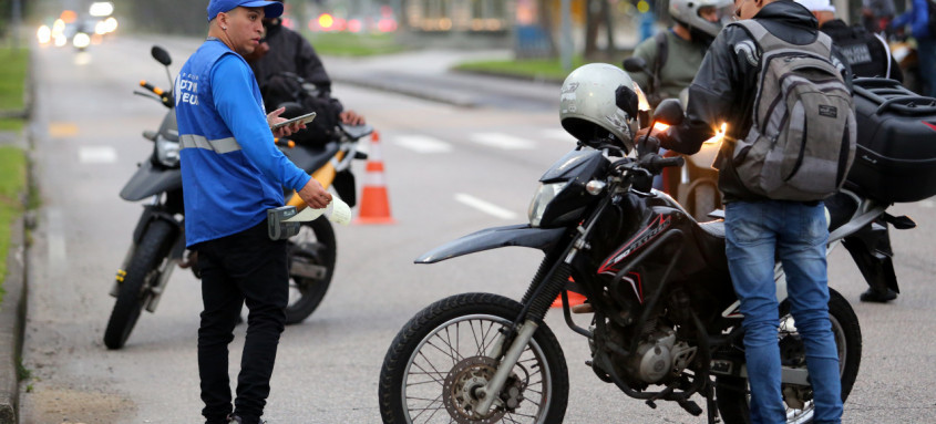 RJ lança operação integrada para combater veículos irregulares. Serão quatro blitzes por dia, em locais diferentes - Foto: Philippe Lima/Divulgação RJ lança operação integrada para combater veículos irregulares. Serão quatro blitzes por dia, em locais diferentes