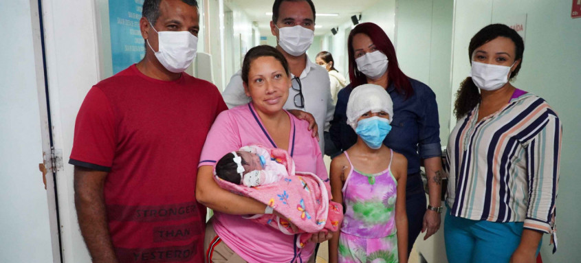 Paula e a recém-nascida Maya tiveram alta de hospital. O pesadelo acabou

