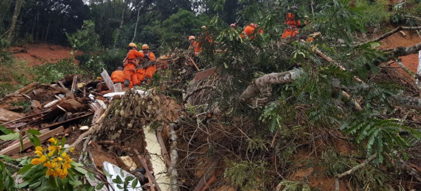 Alagamentos e deslizamentos em fevereiro deixaram 233 mortos
- Foto: Secretaria de Estado de Defesa Civil do Rio de Janeiro Alagamentos e deslizamentos em fevereiro deixaram 233 mortos