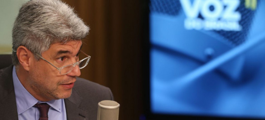 "Ninguém ficará sem vacina", garantiu secretário Marcos Vinicius Dias
- Foto: Valter Campanato/Agência Brasil "Ninguém ficará sem vacina", garantiu secretário Marcos Vinicius Dias