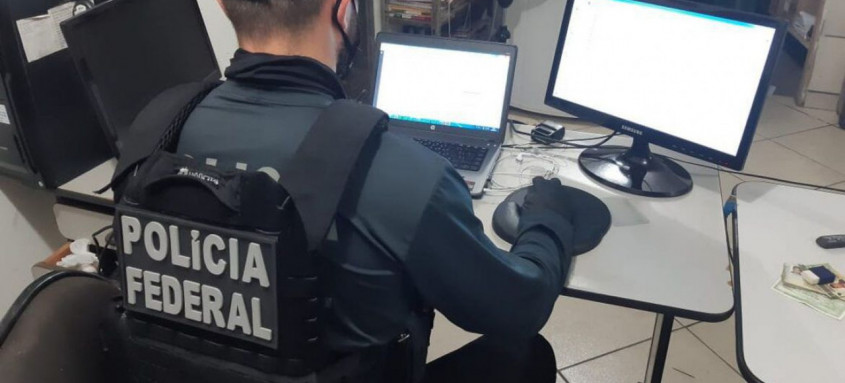 Ele foi preso em flagrante por ter material pornográfico infantil
- Foto: Polícia Federal/Divulgação Ele foi preso em flagrante por ter material pornográfico infantil