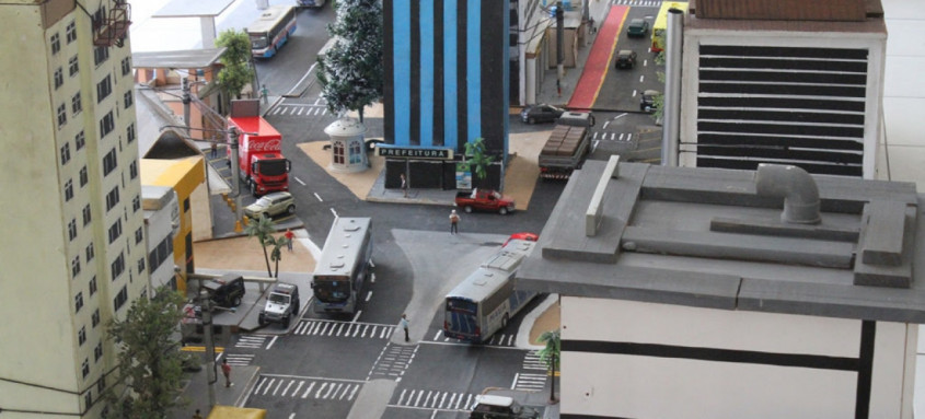 Uma cidade em miniatura completamente confeccionada com materiais reciclados, incluindo objetos descartados no lixo - Foto: Divulgação Uma cidade em miniatura completamente confeccionada com materiais reciclados, incluindo objetos descartados no lixo